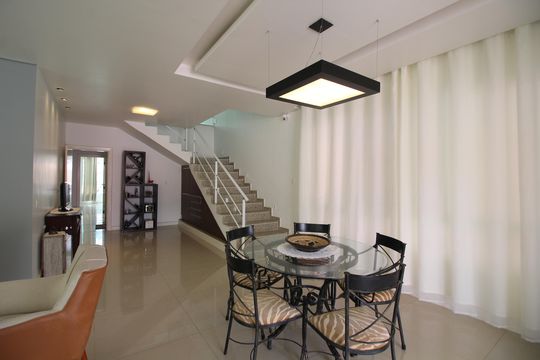 Sala de casa de condomínio para alugar com 4 quartos, 329m² em Jacarepaguá, Rio de Janeiro