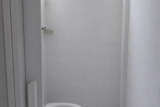 Banheiro de kitnet/studio para alugar com 1 quarto, 35m² em Chacrinha, Nova Iguaçu