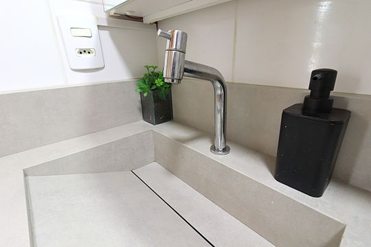 Banheiro social de apartamento à venda com 2 quartos, 48m² em Santa Fe, Porto Alegre