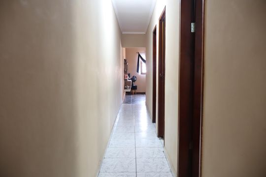 Corredor da casa de cima de casa à venda com 4 quartos, 199m² em Vila Alzira, São Paulo
