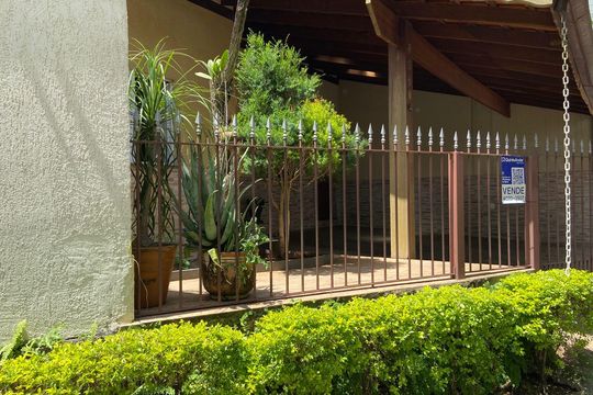 Fachada de casa à venda com 4 quartos, 220m² em Jardim Guadalupe, Osasco