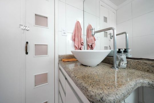 Banheiro de apartamento à venda com 2 quartos, 53m² em Vila Ré, São Paulo