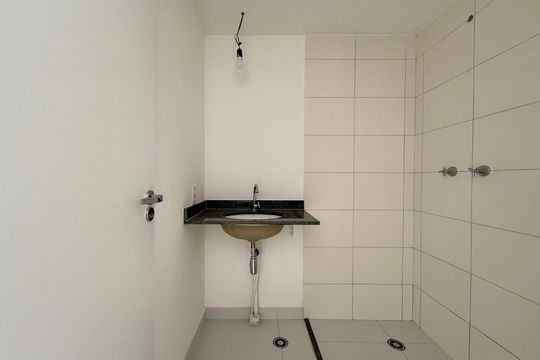 Banheiro  de kitnet/studio para alugar com 1 quarto, 20m² em Vila Cordeiro, São Paulo
