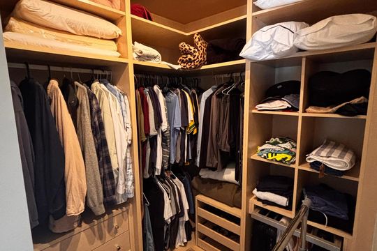 Closet suíte 1 de casa de condomínio para alugar com 5 quartos, 430m² em Residencial Morada dos Lagos, Barueri