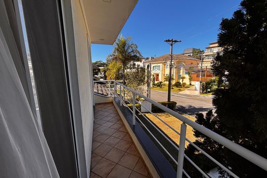 Varanda suíte 4 de casa de condomínio para alugar com 5 quartos, 430m² em Residencial Morada dos Lagos, Barueri