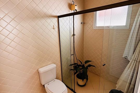 Banheiro piscina de casa de condomínio para alugar com 5 quartos, 430m² em Residencial Morada dos Lagos, Barueri