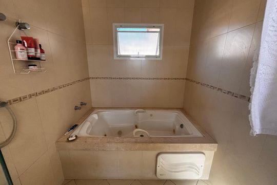 Banheiro suíte 1 de casa de condomínio para alugar com 5 quartos, 430m² em Residencial Morada dos Lagos, Barueri