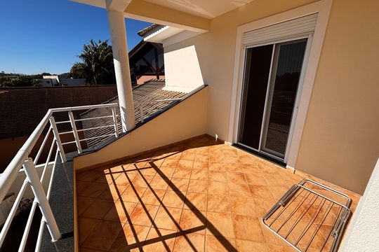 Varanda suíte 1 e 2  de casa de condomínio para alugar com 5 quartos, 430m² em Residencial Morada dos Lagos, Barueri