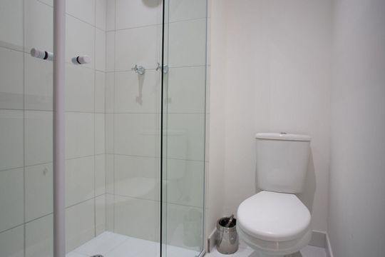 Banheiro de kitnet/studio para alugar com 1 quarto, 24m² em Vila Cordeiro, São Paulo