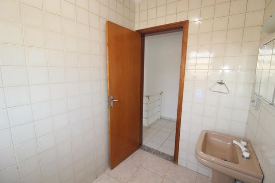 Banheiro de casa à venda com 3 quartos, 326m² em Vila Romero, São Paulo