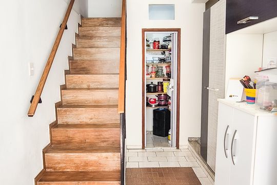 Acesso ao segundo andar  de casa para alugar com 4 quartos, 330m² em Penha, Rio de Janeiro