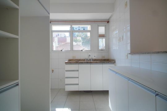 Cozinha de apartamento à venda com 2 quartos, 100m² em Independência, Porto Alegre