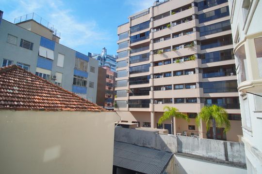 Sala - Vista de apartamento à venda com 2 quartos, 100m² em Independência, Porto Alegre
