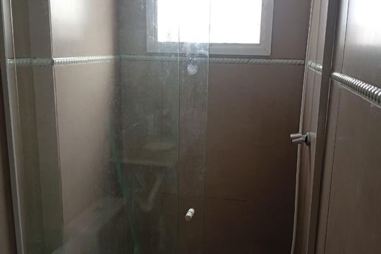 Banheiro de apartamento para alugar com 1 quarto, 41m² em Jardim Imperador, Praia Grande