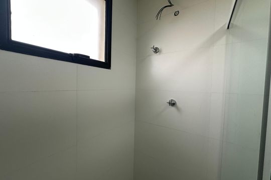Banheiro de apartamento para alugar com 2 quartos, 60m² em Outeiro de São Fernando, Barueri