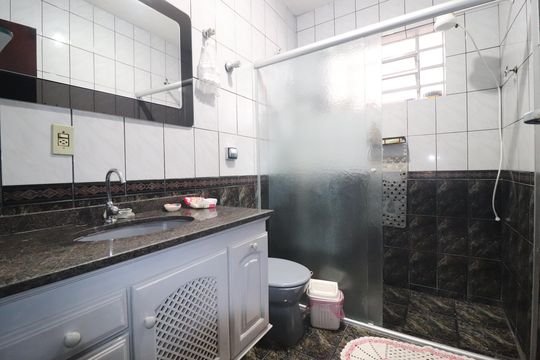 Banheiro  de casa à venda com 2 quartos, 111m² em Casa Branca, Santo André