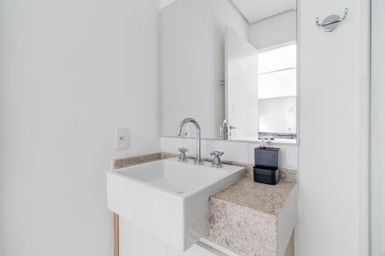 Banheiro de kitnet/studio para alugar com 1 quarto, 26m² em Cerqueira César, São Paulo