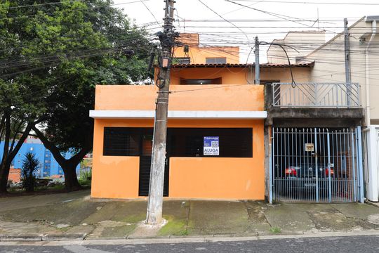 Fachada do imóvel -  Placa instalada no portão do imóvel - Código da placa: GTPE-1445 de casa para alugar com 2 quartos, 250m² em Guaianases, São Paulo
