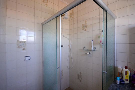 Banheiro do Quarto 2 de casa à venda com 3 quartos, 342m² em Vila Brasilio Machado, São Paulo