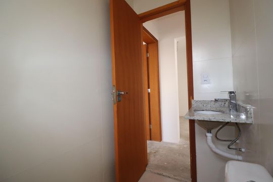 Banheiro Social de apartamento à venda com 2 quartos, 54m² em Vila Pires, Santo André