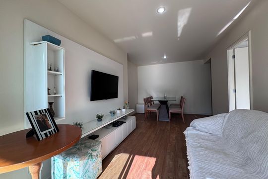 Sala de apartamento para alugar com 2 quartos, 75m² em Barra da Tijuca, Rio de Janeiro