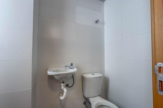 Banheiro de serviço de apartamento à venda com 2 quartos, 68m² em Boa Viagem, Belo Horizonte