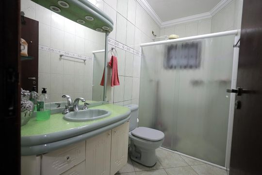 Banheiro Suíte 1 de casa à venda com 4 quartos, 239m² em Parque Sao Vicente, Santo André