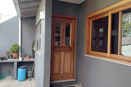 Área externa de casa à venda com 1 quarto, 50m² em São José, Canoas