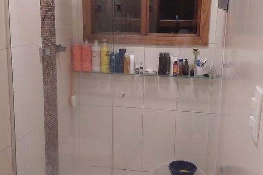 Banheiro de casa à venda com 1 quarto, 50m² em São José, Canoas