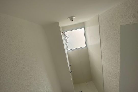 Banheiro de apartamento para alugar com 2 quartos, 42m² em Santa Cruz, Rio de Janeiro
