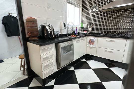 Cozinha de apartamento à venda com 3 quartos, 105m² em Jardim Tupanci, Barueri