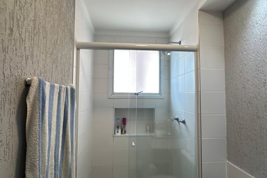 Banheiro da Suíte 1 de apartamento à venda com 3 quartos, 105m² em Jardim Tupanci, Barueri
