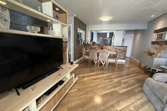 Sala de apartamento à venda com 3 quartos, 105m² em Jardim Tupanci, Barueri