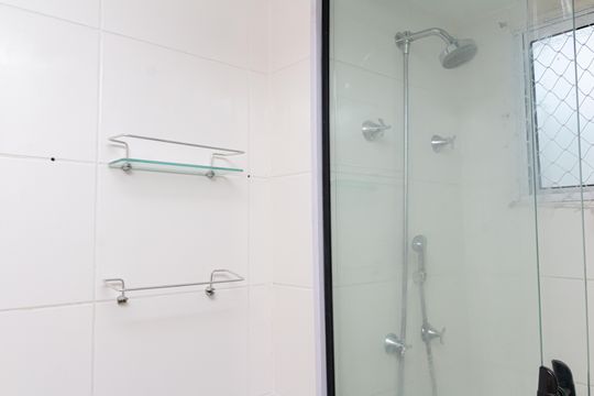 Banheiro de apartamento para alugar com 2 quartos, 55m² em Inhoaíba, Rio de Janeiro