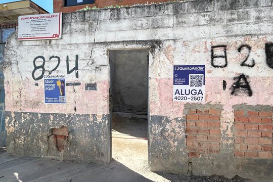 Placa instalada na fachada do imóvel  de kitnet/studio para alugar com 1 quarto, 34m² em Vila Galvão, Guarulhos