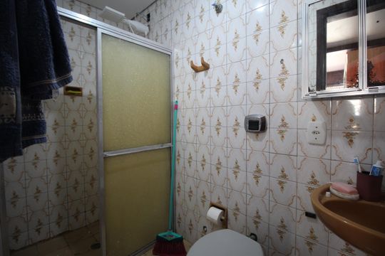 Banheiro de apartamento à venda com 1 quarto, 48m² em Vila Jardim, Porto Alegre