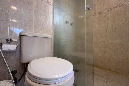 Suíte 1 - Banheiro de casa de condomínio à venda com 4 quartos, 282m² em Vargem Pequena, Rio de Janeiro