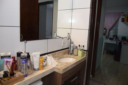 Banheiro de apartamento para alugar com 2 quartos, 47m² em Vila Isis Cristina, Embu das Artes