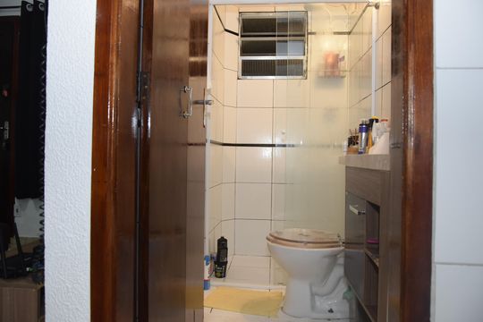 Banheiro de apartamento para alugar com 2 quartos, 47m² em Vila Isis Cristina, Embu das Artes