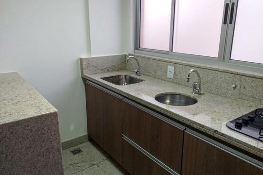 Cozinha de apartamento para alugar com 1 quarto, 40m² em Savassi, Belo Horizonte