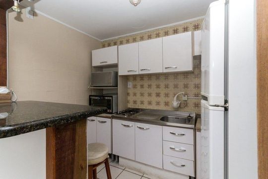 Cozinha  de apartamento à venda com 1 quarto, 30m² em Azenha, Porto Alegre