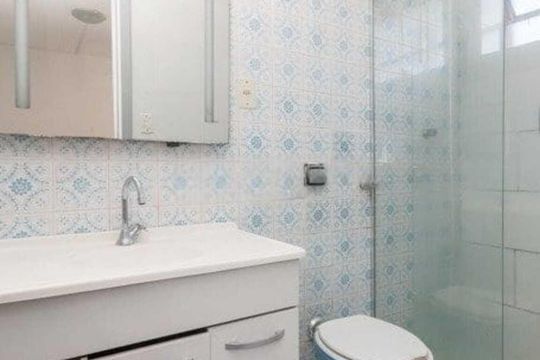 Banheiro  de apartamento à venda com 1 quarto, 30m² em Azenha, Porto Alegre