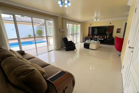 Sala de casa de condomínio à venda com 5 quartos, 580m² em Jacarepaguá, Rio de Janeiro