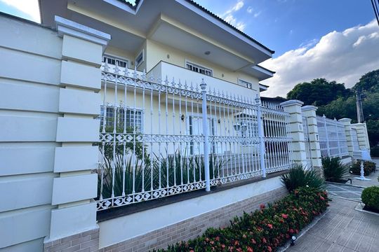 Fachada de casa de condomínio à venda com 5 quartos, 580m² em Jacarepaguá, Rio de Janeiro