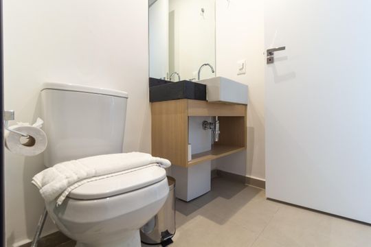 Banheiro de kitnet/studio para alugar com 1 quarto, 24m² em Pompeia, São Paulo