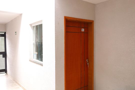 Área comum - Saguão do prédio - Porta do apartamento de apartamento para alugar com 1 quarto, 35m² em Vila Rosaria, São Paulo