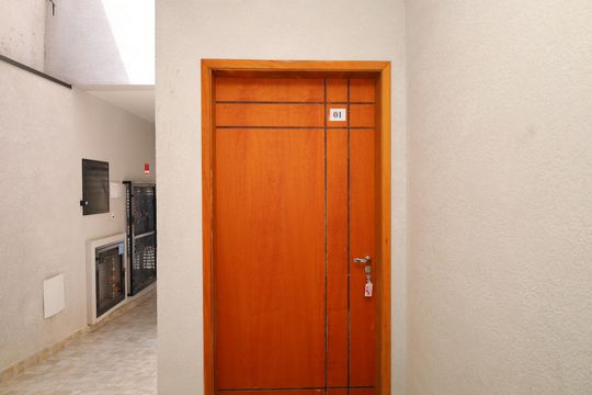 Área comum - Saguão do prédio - Porta do apartamento de apartamento para alugar com 1 quarto, 35m² em Vila Rosaria, São Paulo
