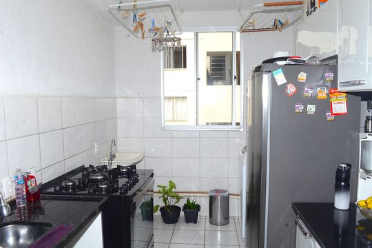 Cozinha e Área de Serviço de apartamento para alugar com 2 quartos, 43m² em Vista do Sol, Belo Horizonte