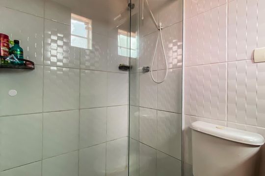 Banheiro da Suíte 1 de casa de condomínio à venda com 2 quartos, 55m² em Vila Guilhermina, São Paulo