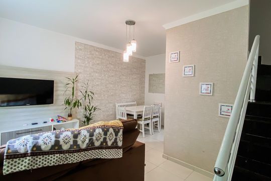 Sala de casa de condomínio à venda com 2 quartos, 55m² em Vila Guilhermina, São Paulo